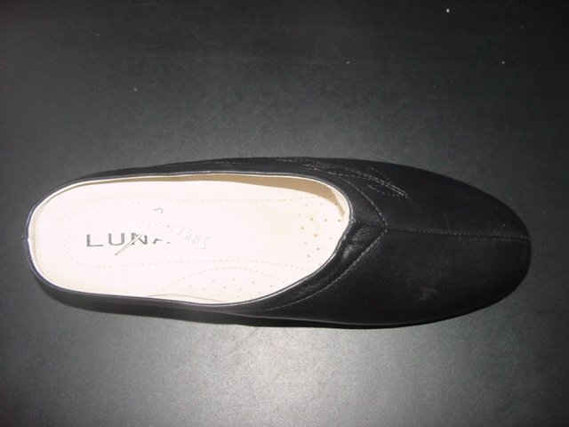 LADIES INDOOR MULE STYLE SLIPPER. NOT COVERING THE ANKLE. UPPER OF LEATHER.  OUTER SOLE OF SUEDE LEATHER. WITH DECORATIVE STITCHING IN THE SHAPE OF LEAVES ON ONE SIDE OF UPPER.