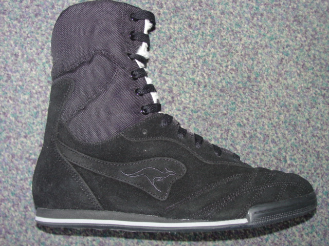 LADIES BOXING BOOT. UPPERS OF LEATHER AND TEXTILE WHERE THE LEATHER PREDOMINATES. OUTER SOLE OF RUBBER/PLASTIC. WITH EVA MIDSOLE. LACE FASTENING. WITH IMMITATION FUR LINING IN THE LEG AREA. COVERS THE ANKLE AND CUT AWAY AT THE BACK OF THE LEG. INSOLE EXCEEDING 24 CMS.