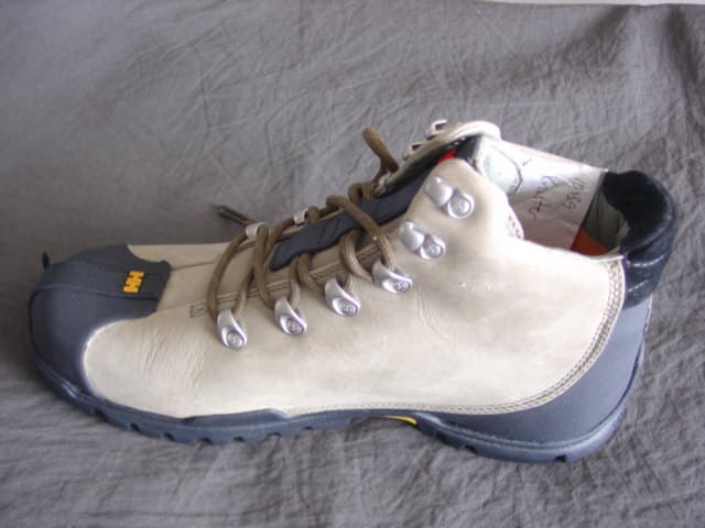 SHOE FOR MEN FOR SPORTING ACTIVITY. COVERING THE ANKLE. UPPERS OF LEATHER AND SYNTHETIC MATERIAL.  LEATHER PREDOMINATES. OUTER SOLES OF RUBBER. WITH EVA MIDSOLE DESIGNED TO ABSORB IMPACT. WITH LOGO ON HEEL, UPPER AND TONGUE. LACE UPS.  INSOLE LENGTH EXCEEDING 24 CMS. CIF PRICE MORE THAN 9 EUROS. PECKER,  EBONY AND YELLOW IN COLOUR