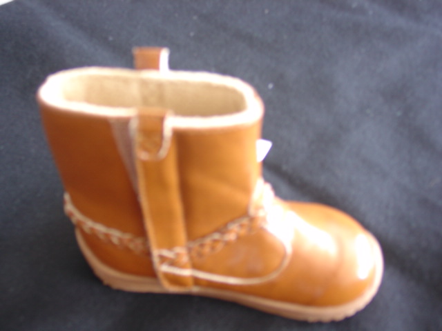 GIRLS BOOT COVERING THE ANKLE WITH UPPERS OF PLASTIC AND A RUBBER SOLE. FASTENED WITH VELCRO DOWN THE SIDE. INNER LINING OF TEXTILE. SOLES LESS THAN 24 CM.