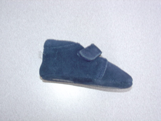 INFANTS/TODDLERS SHOE. NOT COVERING THE ANKLE. UPPERS OF LEATHER. OUTER SOLES OF LEATHER WITH 2 PLASTIC CIRCULAR AREAS. LEATHER MAJORITY SURFACE IN CONTACT WITH THE GROUND. WITH VELCRO FASTENING STRAP. INSOLE LENGTH LESS THAN 24CMS. NAVY IN COLOUR.