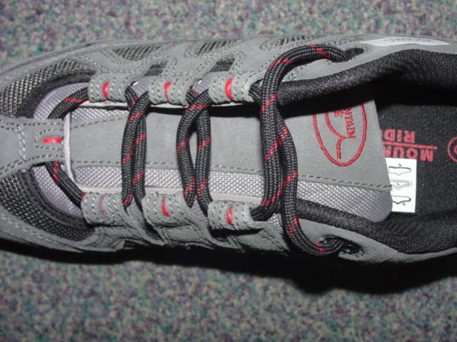 A UNISEX TRAINING SHOE WITH AN UPPER OF LEATHER (SUEDE) AND TEXTILE WHERE THE LEATHER PREDOMINATES. LACE-UPS. OUTER SOLE OF SYNTHETIC MATERIAL WITH GRIP. NOT COVERING THE ANKLE. IN-SOLE EXCEEDS 24 CMS. LOGO ON THE TONGUE AND SIDE OF THE SHOE. LOOP AT THE BACK OF THE SHOE. NO VISIBLE EVIDENCE OF SPECIAL TECHNOLOGY.