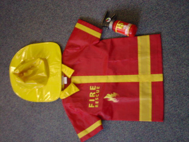 A WOVEN FANCY DRESS SHIRT FOR BOYS. IN THE STYLE OF A FIREMAN. WITH A COMPLETE FRONT OPENING. FASTENING LEFT OVER RIGHT WITH VELCRO. WITH A PU COLLAR. WITH SHORT SLEEVES. HEMMED AT BASE. OF 100 PER CENT POLYESTER. PACKAGED TOGETHER AS A SET WITH A HAT AND PLASTIC FIRE EXTINGUISHER.