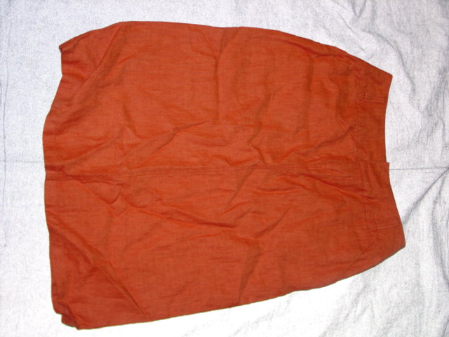 WOVEN SKIRT.  PARTIAL OPENING AT THE FRONT FASTENED BY ZIP AND HOOKS AND EYES.  WITH BELT LOOPS.  WITH POCKETS.  HEMMED AT BASE WITH VENT AT CENTRE BACK.  100 PERCENT LINEN