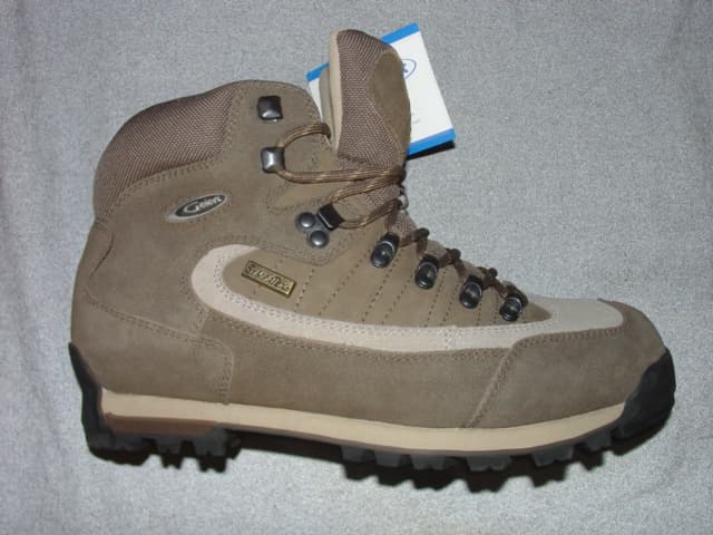 UNISEX WALKING BOOT. COVERING THE ANKLE BUT NO PART OF THE CALF. HIGH AT THE FRONT DIPPING AT THE HEEL. UPPER OF LEATHER (SUEDE) PLASTIC AND TEXTILE  WHERE THE LEATHER PREDOMINATES. LACE FASTENING. MANMADE HEAVY TREAD OUTER SOLE OF RUBBER. WITH EVA MIDSOLE. LOGO ON THE TONGUE AND SIDE OF THE UPPER. BROWN/BEIGE IN COLOUR. CIF 18.45 EURO's