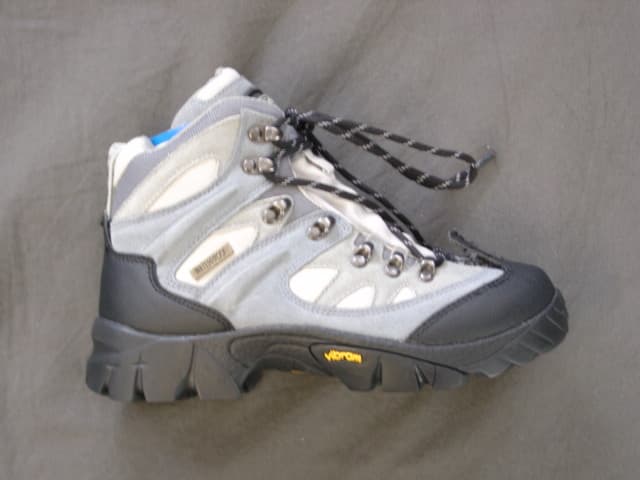 UNISEX WALKING STYLE BOOT COVERING THE ANKLE. COMBINATION UPPER OF LEATHER SUEDE AND TEXTILE, WHERE THE LEATHER PREDOMINATES. WITH RUBBER TOE CAP AND HEEL.  LACE UP FASTENING. MANMADE HEAVY TREAD OUTER SOLE.  LOGO ON THE TONGUE.