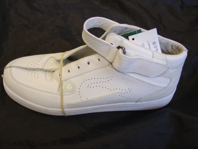 MENS BASKET BALL SHOE. COVERING THE ANKLE BUT NO PART OF THE CALF. UPPERS OF LEATHER.  WITH OUTER SOLES OF RUBBER/PLASTIC.  WITH A EVA MIDSOLE DESIGNED TO ABSORB IMPACT OF VERTICAL OR LATERAL MOVEMENT. WITH LOGO ON SIDE OF SHOE  AND TONGUE.  WITH LACE FASTENING AND A VELCRO FASTENING STRAP AT THE ANKLE.  INSOLE LENGTH EXCEEDING 24 CMS. CIF PRICE MORE THAN 9 EUROS. WHITE IN COLOUR.