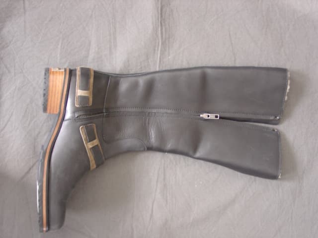 BOOT FOR WOMEN.  COVERING THE CALF.  WITH ZIP FASTENING AT SIDE.  LEATHER UPPER WITH BONDED INNER SHEEPSKIN LINING TO THE ANKLE AND AT SOLE.  WITH OUTER SOLE OF PLASTIC.  INSOLE LENGTH EXCEEDS 24 CMS. WITH HEEL.  WITH METAL LOGO APPLIED ON HEEL.
