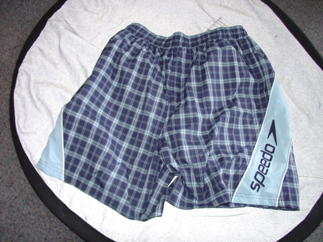 A PAIR OF SWIM SHORTS FOR MEN. DESIGNED TO COVER THE LOWER PART OF THE BODY FROM THE WAIST TO MID THIGH. WITHOUT AN OPENING. WITH AN ELASTICATED WAISTBAND AND DRAWSTRING TIGHTENING. WITH TWO SIDE POCKETS WITH FULL ZIP FASTENING. WITH INNER MESH LINING. HEMMED AT BASE. 100 PER CENT POLYESTER.