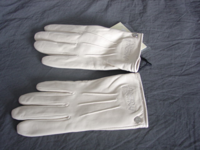 A PAIR OF LADIES LEATHER GLOVES WITH KNITTED LINING. WITH COMPANY LOGO ACROSS THE BACK OF THE GLOVE AT THE WRIST. PACKAGED IN A BOX WITH A KNITTED SCARF  WHICH HAS BEEN CLASIFIED SEPARATELY UNDER 116491378.