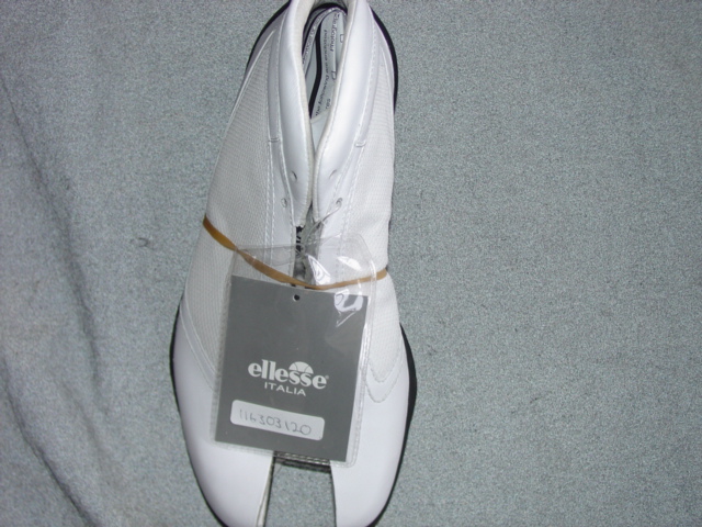 WOMENS TRAINING SHOE. COVERING THE ANKLE BUT NO PART OF THE CALF. WITH UPPERS OF LEATHER AND TEXTILE WHERE THE LEATHER PREDOMINATES. WITH SPECIAL TECHNOLOGY IN THE FORM OF EVA MID-SOLE TO ABSORB IMPACT OF VERTICAL AND LATERAL MOVEMENTS. WITH OUTER SOLE OF RUBBER. WITH LACE-UP FASTENING AND VELCRO STRAP FASTENING AT THE ANKLE. WITH CIF PRICE PER PAIR OF NOT LESS THAN EURO 7.5