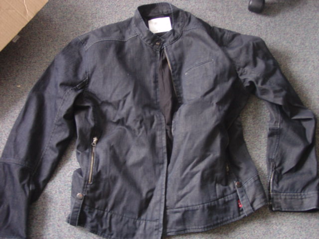 A WOVEN DENIM JACKET FOR MEN. WITH A COMPLETE FRONT OPENING WITH A ZIP FASTENING AND A LEFT OVER RIGHT PRESS-STUD FASTENING AT THE COLLAR. WITH LONG SLEEVES WITH A ZIP AT THE CUFF. WITH VARIOUS POCKETS. WITH A MP3 ELECTRICAL CONNECTOR WHICH ENABLES YOU TO LISTEN TO MUSIC. WITH RAISE RUBBER BUTTONS ON THE ARM TO SKIP, PAUSE AND PLAY THE MP3 PLAYER. 100 PER CENT COTTON.