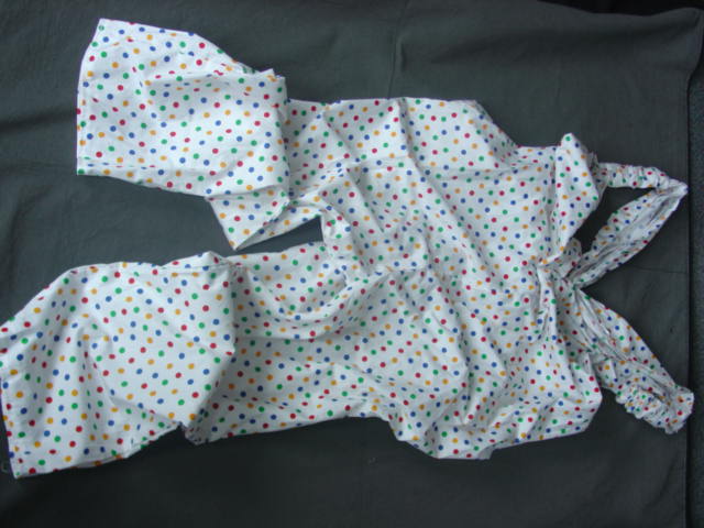 WOVEN ONE PIECE BIB AND BRACE OVERALLS FOR PREGNANT WOMEN.  ENVELOPING EACH LEG SEPARATELY.  LOW CUT V-NECK WITHOUT OPENING.  WITH SHOULDER STRAPS EXTENDING FROM THE FRONT ATTACHED TO CENTRE BACK OF WAIST.  WITHOUT SLEEVES.   HEMMED AT LEG ENDS.  WITH ADJUSTABLE BUTTON TIGHTENING AT SIDES OF WAIST.  OF COTTON