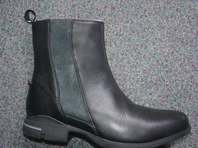 WOMENS HORSE RIDING BOOTS. COVERING THE ANKLE BUT NO PART OF THE CALF. UPPERS OF LEATHER. OUTER SOLES OF RUBBER. WITH ELASTICATED GUSSETS. INSOLE LENGTH MORE THAN 24CMS. BLACK IN COLOUR.
