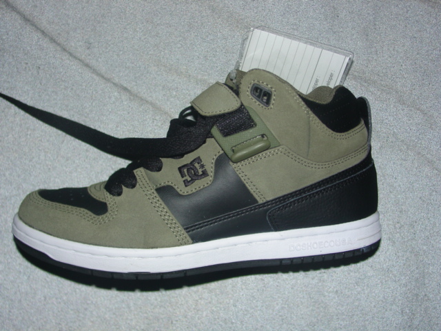 WOMENS TRAINING BOOT. COVERING THE ANKLE BUT NO PART OF THE CALF. WITH UPPERS OF LEATHER AND PLASTIC WHERE THE LEATHER PREDOMINATES. WITH SPECIAL TECHNOLOGY IN THE FORM OF A GAS PAD IN THE HEEL TO ABSORB IMPACT OF VERTICAL OR LATERAL MOVEMENT. WITH OUTER SOLE OF RUBBER. WITH LACE FASTENING AND A VELCRO STRAP FASTENING AT THE ANKLE. CIF PRICE EXCEEDING EURO 7.5
