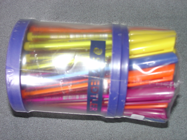 NON RETRACTABLE ROLLING BALL PENS IN ASSORTED COLOURED PLASTIC CASES. WITH BLUE LIQUID INK. IN PACKS OF 50. PACKAGED IN A TRANSPARENT PLASTIC TUB AND WRAPPING.