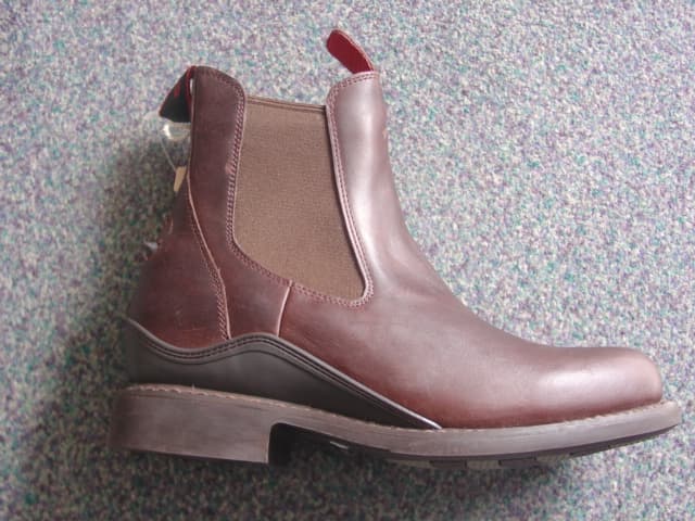 UNISEX HORSE RIDING BOOTS. COVERING THE ANKLE BUT NO PART OF THE CALF. UPPERS OF LEATHER. OUTER SOLES OF RUBBER. WITH ELASTICATED GUSSETS. INSOLE LENGTH MORE THAN 24CMS. CHESTNUT IN COLOUR.