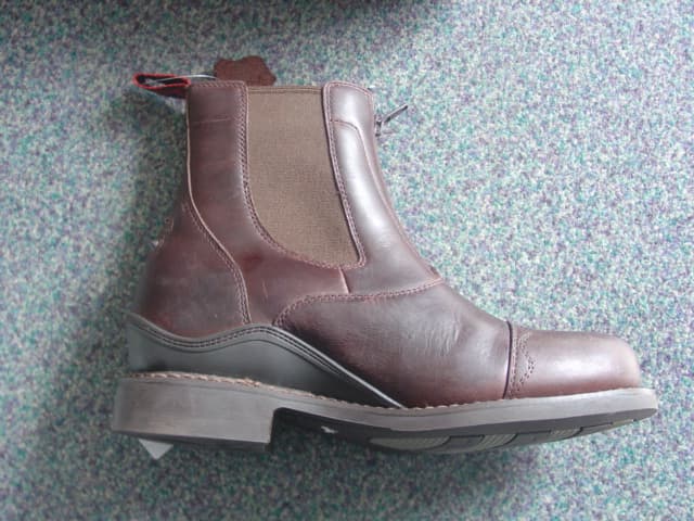 UNISEX HORSE RIDING BOOTS. COVERING THE ANKLE BUT NO PART OF THE CALF. UPPERS OF LEATHER. OUTER SOLES OF RUBBER. LACE UPS. WITH ZIP FASTENING AND ELASTICATED GUSSETS. INSOLE LENGTH MORE THAN 24CMS. CHESTNUT IN COLOUR.