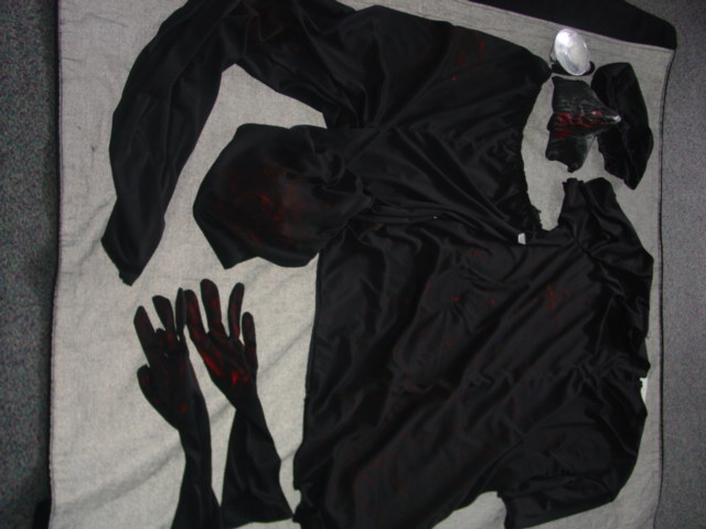 KNITTED ENSEMBLE FOR UNISEX.  FANCY DRESS COSTUME.  CONSISTING OF A BLOUSE WITH PARTIAL OPENING AT THE BACK FASTENED BY VELCRO.  WITH TROUSERS OF SAME FABRIC.  ELASTICATED WAIST WITHOUT OPENING.  OF POLYESTER. PACKED AS A SET ON A PLASTIC HANGER IN A PLASTIC BAG. WITH HAT AND GLOVES OF SAME FABRIC, AND A PLASTIC ACCESSORY AND MASK FOR WEARING ON THE HEAD.