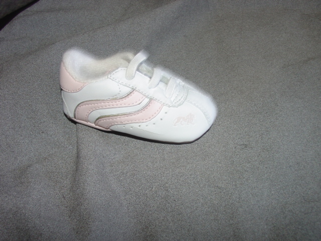 INFANTS/BABIES TRAINER STYLE SHOE. UPPERS OF WHITE LEATHER AND PLASTIC WHERE THE LEATHER PREDOMINATES. OUTER SOLES OF PLASTIC. NOT COVERING THE ANKLE. INSOLE LENGTH LESS THAN 24CMS. WITH LACE FASTENING. COMPANY LOGO ON TONGUE, HEEL FRONT OF SHOE.