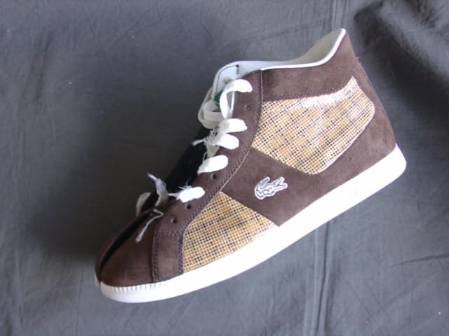 MENS BASKETBALL BOOT WITH UPPERS OF LEATHER. COVERING THE ANKLE. OUTER SOLE OF MAN MADE RUBBER/PLASTIC. WITH SPECIAL TECHNOLOGY FEATURE IN THE FORM OF EVA MIDSOLE. LACE UP FASTENING. WITH LOGO ON THE TONGUE, SIDE AND SOLE. BROWN IN COLOUR. CIF PRICE EXCEEDS 7.5 EURO.