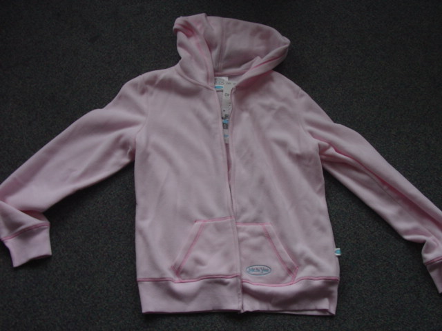 A KNITTED FLEECE WIND-JACKET FOR UNISEX. DESIGNED TO COVER THE UPPER PART OF THE BODY FROM THE SHOULDERS TO THE HIPS. WITH A COMPLETE FRONT OPENING FASTENED WITH A ZIP. WITH A HOOD. WITH LONG SLEEVES. WITH POCKETS. WITH RIBBING AT SLEEVE ENDS AND AT THE BASE OF THE GARMENT. WITH AN EMBROIDERED DESIGN AT THE BACK. 100 PER CENT POLYESTER. PRESENTED WITH A VEST TOP AND A PAIR OF TROUSERS CLASSIFIED SEPARATELY.