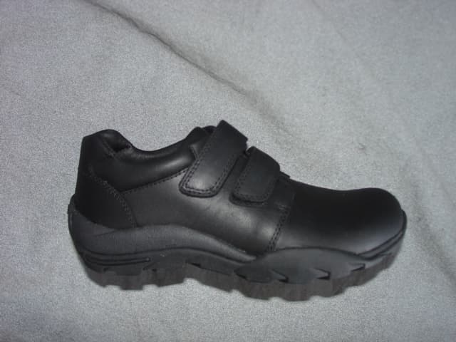 CHILDS CASUAL SHOE. NOT COVERING THE ANKLE. UPPER OF LEATHER. OUTER SOLE OF PLASTIC. IN-SOLE LENGTH LESS THAN 24 CMS. VELCRO STRAP ACROSS THE FOREFOOT. LOGO AT THE SIDE OF THE SHOE.