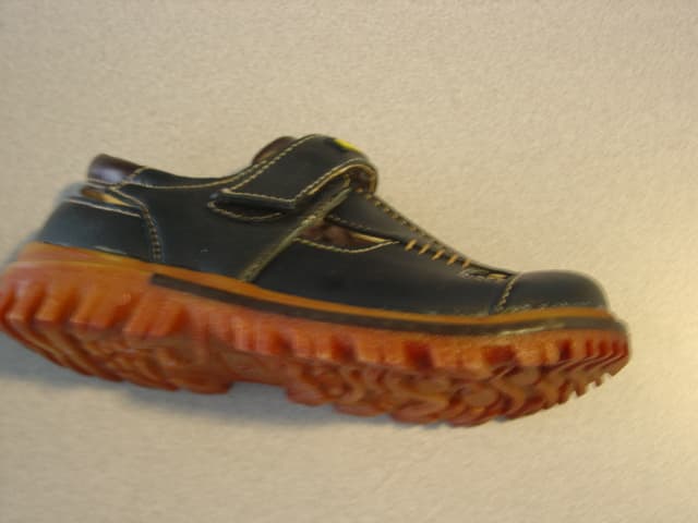 CHILDS SANDAL. NOT COVERING THE ANKLE. UPPERS OF LEATHER. OUTER SOLES OF RUBBER. WITH PIECES CUT OUT OF UPPER. WITH STRAP AROUND THE ANKLE AND A VELCRO FASTENING STRAP ACROSS THE FOREFOOT. HEEL AND SOLE HEIGHT LESS THAN 3CMS. INSOLE LENGTH LESS THAN 24CMS. BLUE IN COLOUR.