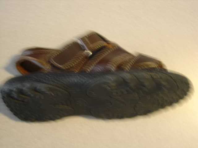 CHILDS SANDAL. NOT COVERING THE ANKLE. UPPERS OF LEATHER. CONSISTING OF A VAMP OF STRAPS. OPEN TOED. OUTER SOLES OF RUBBER. WITH VELCRO FASTENING STRAP ACROSS THE FOREFOOT. HEEL AND SOLE HEIGHT LESS THAN 3CMS. INSOLE LENGTH LESS THAN 24CMS. BROWN IN COLOUR.