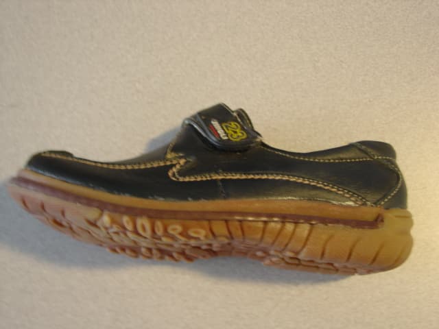 CHILDS CASUAL SHOE. NOT COVERING THE ANKLE. UPPER OF LEATHER. OUTER SOLE OF RUBBER. WITH VELCRO FASTENING STRAP ACROSS THE FOREFOOT. IN-SOLE LENGTH LESS THAN 24 CMS. BLACK IN COLOUR.