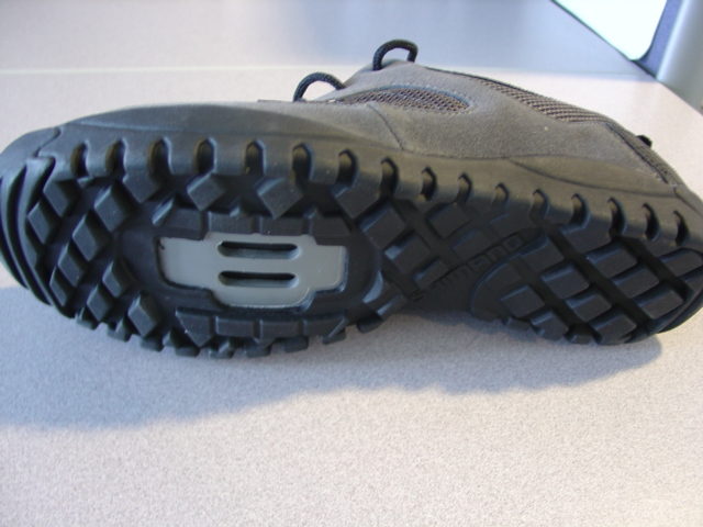 CYCLING SHOE. NOT COVERING THE ANKLE. UPPERS OF LEATHER AND TEXTILE MATERIAL. LEATHER PREDOMINATES. OUTER SOLES OF RUBBER. WITH PROVISIONS FOR PEDAL CLEATS.  LACE UPS. WITH LOGO ON UPPER. INSOLE LENGTH EXCEEDING 24CMS. BLACK AND GREY IN COLOUR.