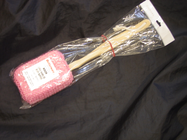 A BODY BUFFER. CONSISTING OF A WOODEN HANDLE WITH  A SPONGE AT THE END COVERED IN SISAL. FOR USE ON THE BODY FOR CLEANING ETC WHILST IN THE BATH/SHOWER. 42 CM LONG. PACKAGED IN A PLASTIC BAG FOR RETAIL SALE.