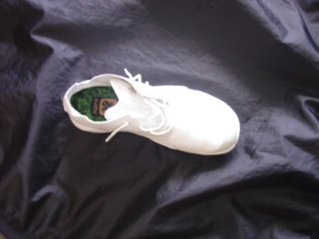 MEN'S TRAINING SHOE. COVERING THE ANKLE. UPPERS OF LEATHER. OUTER SOLES OF RUBBER/PLASTIC. WITH EVA MIDSOLE DESIGNED TO ABSORB IMPACT. WITH LOGO ON UPPERS AND TONGUE. LACE UPS. INSOLE LENGTH EXCEEDING 24CMS. CIF PRICE MORE THAN 7.5 EURO. WHITE IN COLOUR.