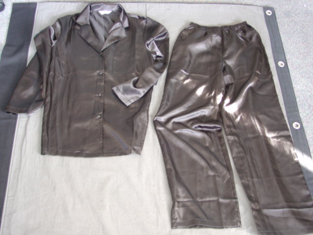 WOVEN PYJAMAS FOR WOMEN.  OF SATIN LOOK FABRIC.  CONSISTING OF A JACKET.  V-NECK WITH COLLAR.  COMPLETE FRONT OPENING FASTENED RIGHT OVER LEFT BY BUTTONS.  LONG SLEEVES.  HEMMED AT SLEEVE ENDS AND AT BASE.  WITH POCKET ON LEFT CHEST.  PACKED WITH TROUSERS OF SAME FABRIC.  ELASTICATED WAIST WITHOUT OPENING. HEMMED AT LEG ENDS.  OF POLYESTER