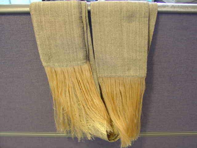 WOVEN SCARF. WITH FRINGED EDGES. OF 52 PERCENT RAYON AND 48 PERCENT OF COTTON.