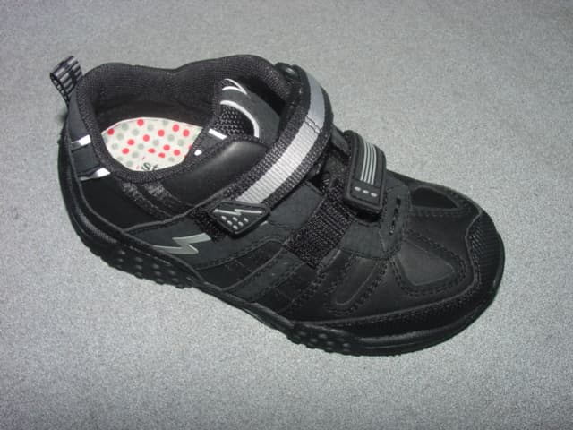 CHILDS SHOE IN THE STYLE OF A TRAINER. NOT COVERING THE ANKLE. UPPERS OF LEATHER, PLASTIC AND TEXTILE MATERIAL WHERE THE LEATHER PREDOMINATES. OUTER SOLE OF RUBBER. TWO VELCRO FASTENING STRAPS ACROSS THE FOREFOOT.  IN-SOLE LENGTH LESS THAN 24 CMS. THERE IS NO VISIBLE EVIDENCE OF SPECIAL TECHNOLOGY IN THE SOLE. COLOUR BLACK.
