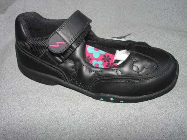 CHILDS FASHION SHOE. NOT COVERING THE ANKLE. UPPER OF LEATHER AND TEXTILE MATERIAL WHERE THE LEATHER PREDOMINATES. OUTER SOLE OF RUBBER. A SINGLE VELCRO FASTENING STRAP ACROSS THE FOREFOOT.  IN-SOLE LENGTH LESS THAN 24 CMS. LOGO AT THE BACK OF THE HEEL. THERE IS NO VISIBLE EVIDENCE OF SPECIAL TECHNOLOGY IN THE SOLE. COLOUR BLACK.