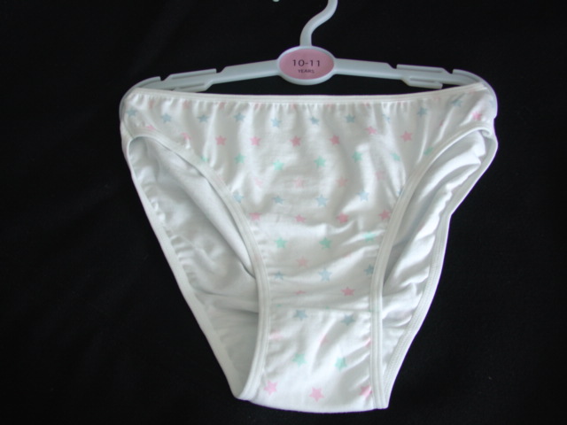 KNITTED BRIEFS FOR GIRLS.  ELASTICATED AT WAIST AND LEG OPENINGS.  LINED GUSSET. OF KNITTED FABRIC 95 PERCENT COTTON AND 5 PERCENT LYCRA ELASTANE.  PACKED FOR RETAIL SALE WITH MATCHING BRASSIERE CLASSIFIED SEPARATELY IN CASE 500368581