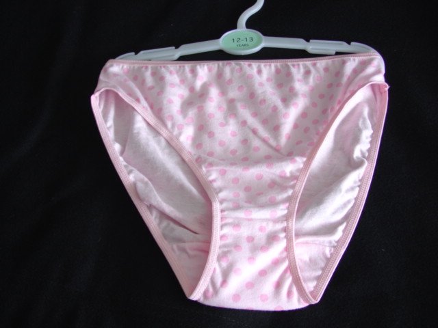 KNITTED BRIEFS FOR GIRLS.  ELASTICATED AT WAIST AND LEG OPENINGS.  LINED GUSSET. OF KNITTED FABRIC 100 PERCENT COTTON.  PACKED FOR RETAIL SALE WITH MATCHING BRASSIERE CLASSIFIED SEPARATELY IN CASE 500368679