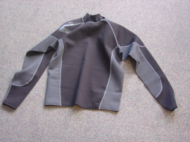 A CELLULAR NEOPRENE TOP  FOR WATERSPORTS. COVERED ON THE OUTER SURFACE  WITH  A KNITTED TEXTILE. WITH A ROUND NECK WITH A KNITTED TEXTILE STAND UP COLLAR. WITH LONG SLEEVES. HEMMED AT SLEEVE ENDS AND BASE OF GARMENT. WITH PANELS IN TWO CONTRASTING COLOURS WITH CONTRASTING STITCHING.