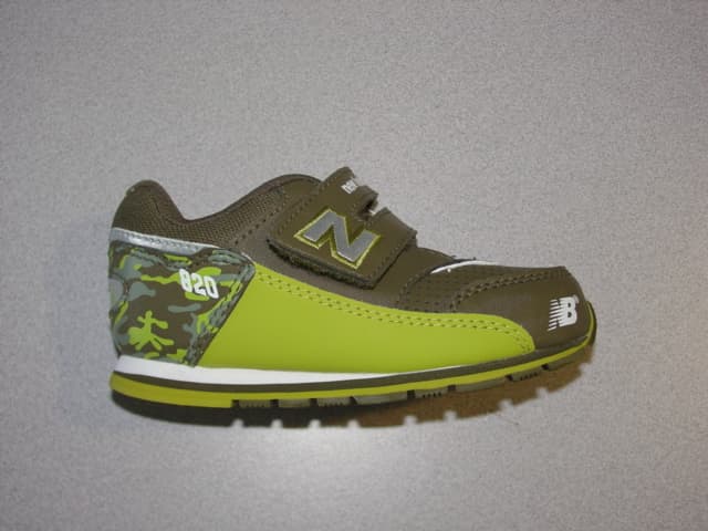 CHILDS TRAINING STYLE SHOE. NOT COVERING THE ANKLE. UPPERS OF PLASTIC AND TEXTILE MATERIAL. PLASTIC PREDOMINATES. OUTER SOLES OF RUBBER. WITH EVA MIDSOLE DESIGNED TO ABSORB IMPACT. WITH LOGO ON HEEL, UPPER AND STRAP. WITH VELCRO FASTENING STRAP. INSOLE LENGTH LESS THAN 24 CMS. CIF PRICE LESS THAN 7.5 EURO. GREEN IN COLOUR.