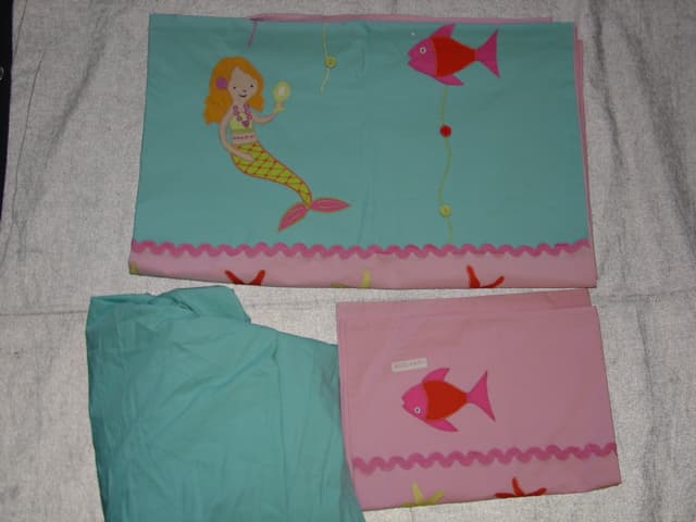 A WOVEN DUVET SET  COMPRISING OF A FITTED SHEEET 90CMS X 200CMS, A DUVET COVER 135CMS X 200CMS, AND A PILLOWCASE 50CMS X 75 CMS. THE DUVET COVER AND PILLOWCASE HAS APPLIQUE AND EMBROIDERY DETAIL.  THE FITTED SHEET IS OF A PLAIN CONTRASTING COLOUR. PACKAGED AS A SET.100 PER CENT COTTON