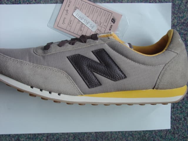 UNISEX TRAINING/RUNNING SHOE WITH AN UPPER OF TEXTILE AND LEATHER WHERE THE TEXTILE PREDOMINATES. LACE-UPS. OUTER SOLE OF SYNTHETIC FIBRES. TECHNICAL FEATURE IN THE FORM OF AN EVA MIDSOLE. CIF PRICE EXCEEDS 7.5 EUROS. LOGO ON THE SIDE AND BACK OF THE SHOE. NOT COVERING THE ANKLE. IN-SOLE LENGTH EXCEEDS 24CMS