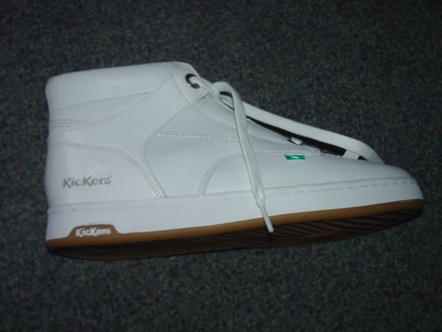 MENS BASKETBALL STYLE SPORTS SHOE. COVERING THE ANKLE. LACE UP. UPPERS OF LEATHER AND PLASTIC MATERIAL. LEATHER PREDOMINATES. OUTER SOLES OF PLASTIC/RUBBER. WITH EVA SPECIAL TECHNOLOGY MIDSOLE. INNER SOLE EXCEEDS 24 CMS. CIF PRICE EXCEEDS 7.5 EUROS. WHITE IN COLOUR.
