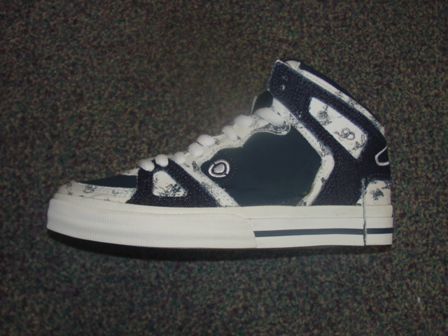 A SKATEBOARDING SHOE FOR WOMEN WITH LEATHER AND TEXTILE UPPERS WHERE THE LEATHER PREDOMINATES. WITH A RUBBER OUTER SOLE. WITH SPECIAL TECHNOLOGY IN THE FORM OF AN EVA MIDSOLE DESIGNED TO ABSORB IMPACT. WITH LACE UPS. INSOLE LENGTH MORE THAN 24CMS. CIF PRICE MORE THAN EURO 7.5 PER PAIR. WITH TRADE LOGO ON THE SIDES OF THE SHOE.