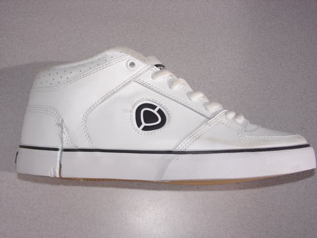 MENS SKATEBOARDING SHOE. COVERING THE ANKLE, BUT NO PART OF THE CALF. UPPERS OF LEATHER. OUTER SOLES OF RUBBER. WITH SPECIAL TECHNOLOGY FEATURE IN THE FORM OF AN EVA MID-SOLE DESIGNED TO ABSORB IMPACT. WITH LOGO ON TONGUE, SIDE AND OUTER SOLE. LACE UPS. CIF PRICE  MORE THAN 7.5 EURO. MAINLY WHITE IN COLOUR.