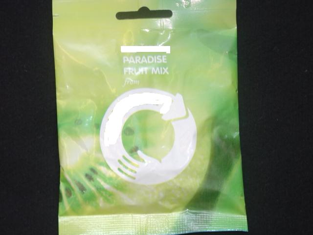 A PACKET OF PARADISE DRIED FRUIT MIX. 40G PACKET CONTAINING PIECES OF DRIED BANANA, GUAVA AND KIWI FRUIT.  PACKAGED IN GREEN PLASTIC BAG WITH SUSPENSION HOOK.