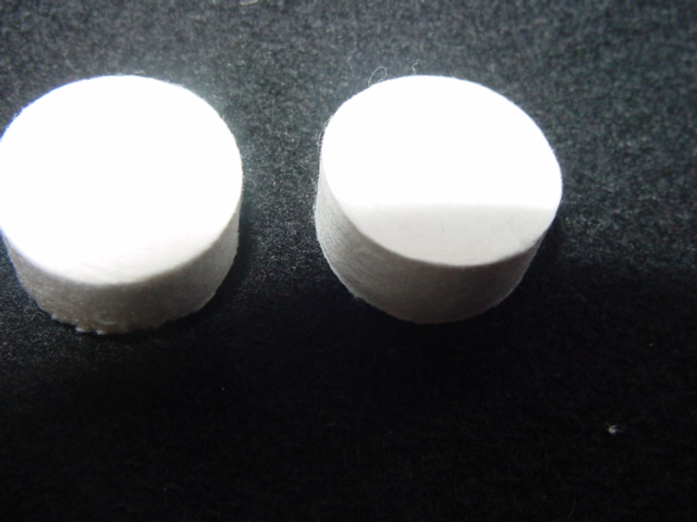 A SMALL ROUND TABLET WHICH HAS BEEN STEAM COMPRESSED. MADE FROM NONWOVEN RAYON. WHEN WATER IS ADDED TO THE TABLET IT EXPANDS AND BECOMES A TOWEL MEASURING APPROXIMATELY 20 X 27 CM. THE 6 MAIN FEATURES OF THIS PRODUCT ARE THAT IS IS SOFT, ABSORBENT, LINT-FREE, HYGENIC, PORTABLE AND BIO-DEGRADABLE.