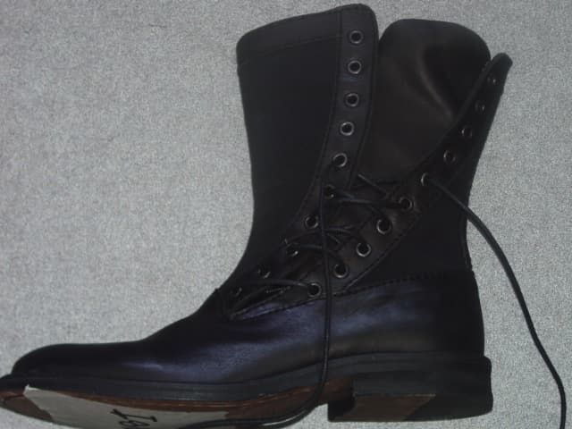 A PAIR OF  ANKLE BOOTS FOR LADIES. NOT COVERING THE CALF. WITH A VIABLE UPPER OF LEATHER, WITH THE UPPER PART BEING OF WOVEN COTTON CANVAS. WITH A LACE-UP FASTENING TO THE OUTER ANKLE. WITH EYESTAYS, TRIM AND TONGUE OF LEATHER. WITH  LEATHER SOLES.