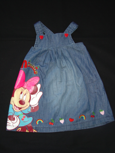 A WOVEN DENIM SKIRT FOR GIRLS. WITH BIB AND BRACE. DESIGNED TO COVER THE BODY FROM THE SHOULDERS TO MID THIGH. WITH SHOULDER STRAPS, FASTENED WITH 2 HEART SHAPED BUTTONS. WITH SQUARE NECK.  WITHOUT SLEEVES. HEMMED. WITH EMBOIDERED DECORATION AND PRINTED CHARACTER. THE GARMENT IS MADE FROM 100 PER CENT COTTON.